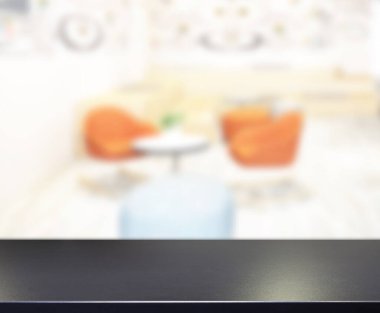 Masa üstü ve arka planın bulanık oturma odası