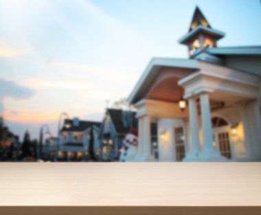 Masa üstü ve Blur Binası arka plan