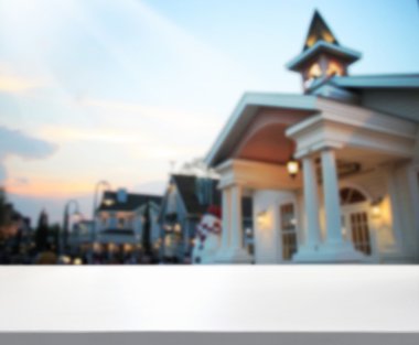 Masa üstü ve Blur Binası arka plan