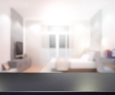 Ahşap masa üst arka planda yatak odası