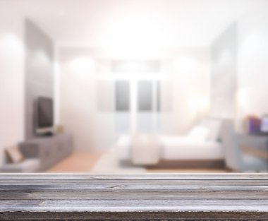 Ahşap masa üst arka planda yatak odası