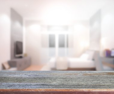 Ahşap masa üst arka planda yatak odası