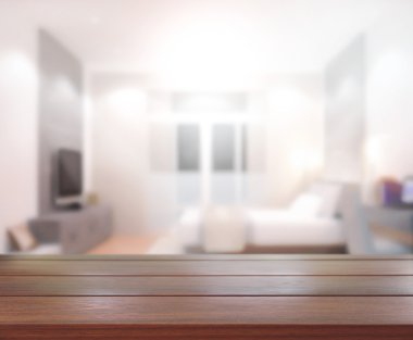 Ahşap masa üst arka planda yatak odası