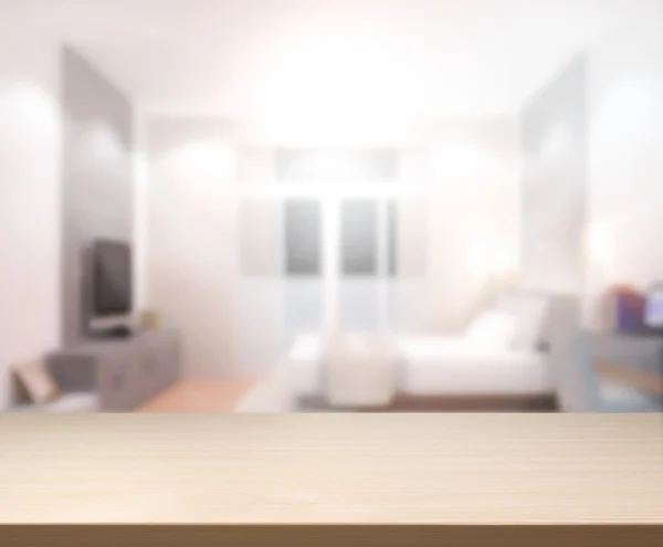 Ahşap masa üst arka planda yatak odası — Stok fotoğraf