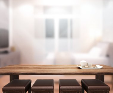 Ahşap masa üst arka planda yatak odası