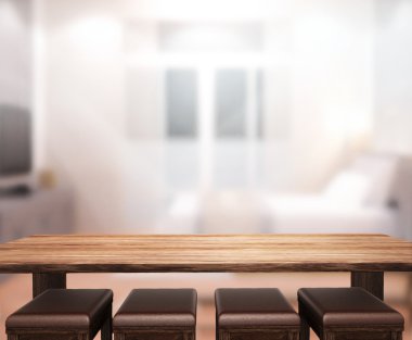 Ahşap masa üst arka planda yatak odası