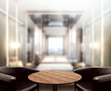 Ahşap masa üst arka planda yatak odası