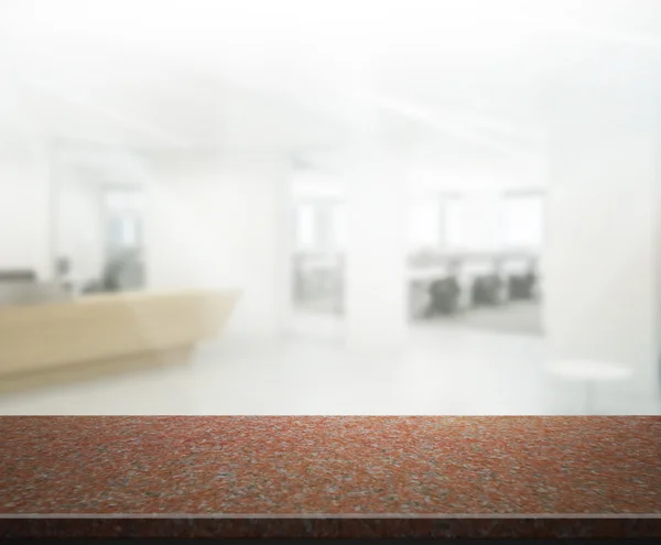 Bord av trä av oskärpa bakgrund i Office — Stockfoto