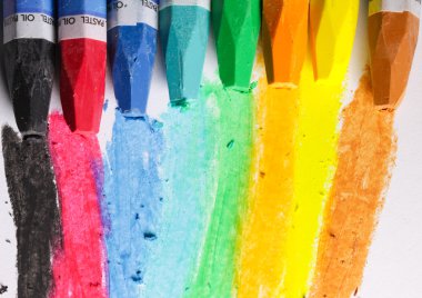 beyaz kağıt üzerine pastel boya kalemi petrol