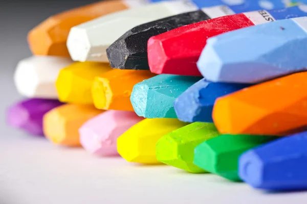 Lápices de colores pastel al óleo sobre papel blanco — Foto de Stock