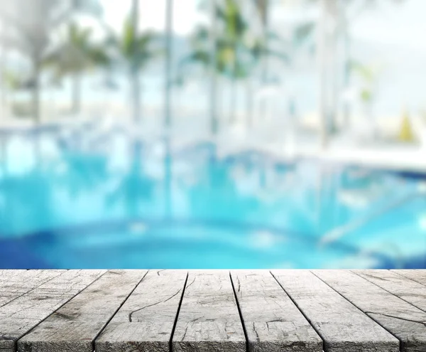 木材的表格顶部背景和游泳池的 3d 渲染 — 图库照片