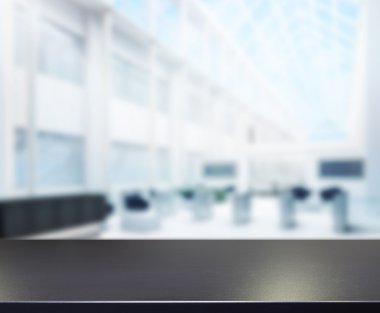 Arka planda Hall alan ahşap masa