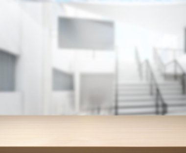 Arka planda Hall alan ahşap masa