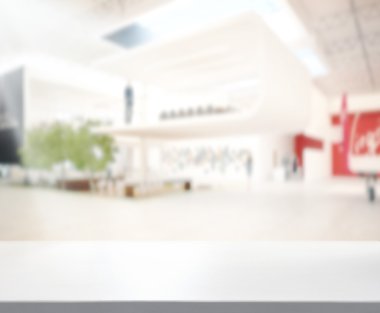 Arka planda Hall alan ahşap masa