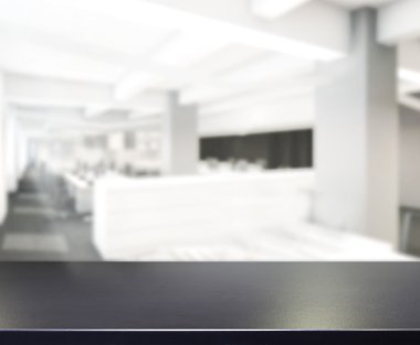 Arka planda Office ahşap masa