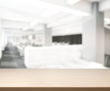 Arka planda Office ahşap masa