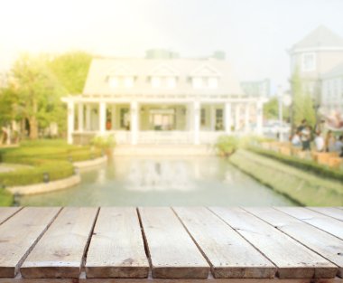 Masa üstü ve Blur Binası arka plan