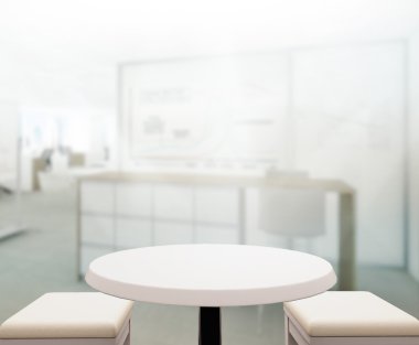 Bulanıklık arka planda Office ahşap masa