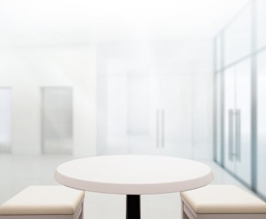 Bulanıklık arka planda Office ahşap masa