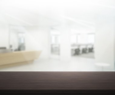 Bulanıklık arka planda Office ahşap masa