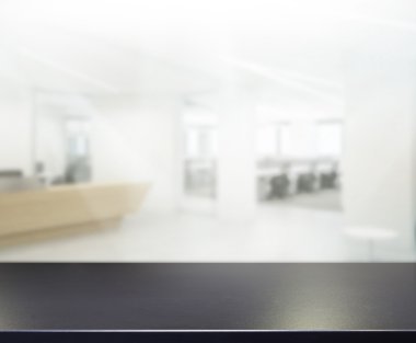 Bulanıklık arka planda Office ahşap masa