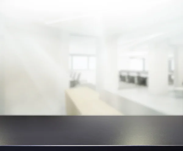 Tabel Kayu Latar Belakang Blur di Kantor — Stok Foto