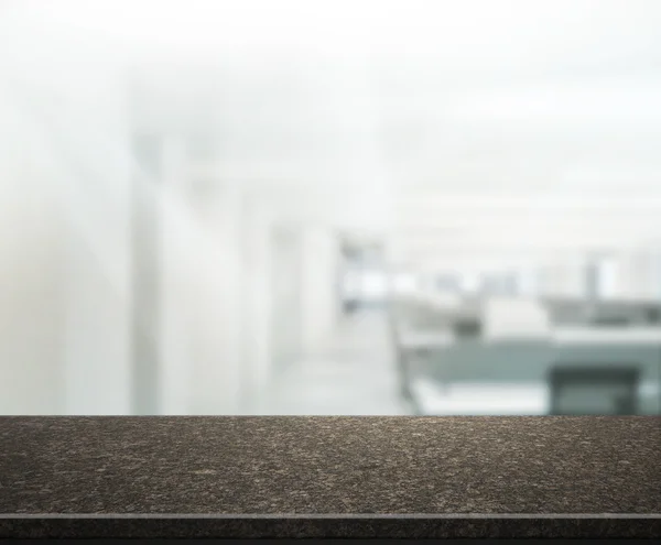 テーブル トップとぼかしオフィス背景 — ストック写真