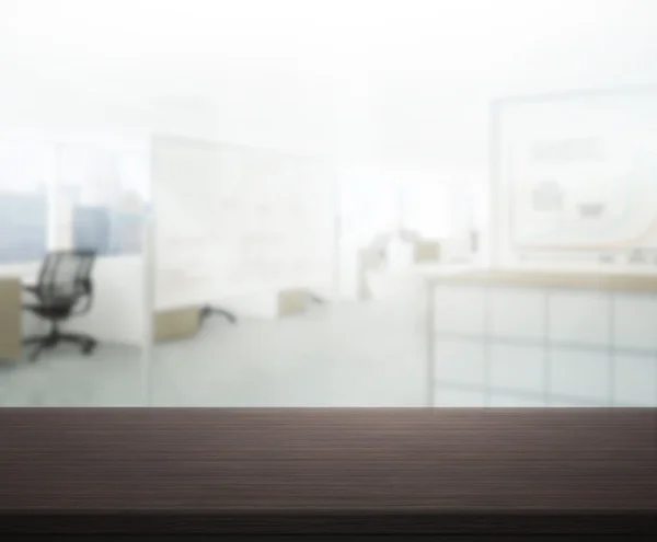 オフィスでのぼかしの背景の木のテーブル — ストック写真