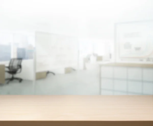 Holztisch mit verschwommenem Hintergrund im Büro — Stockfoto