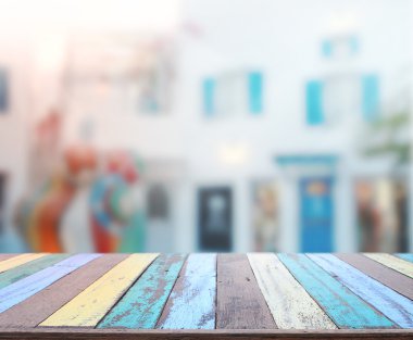 Masa üstü ve Blur Binası arka plan