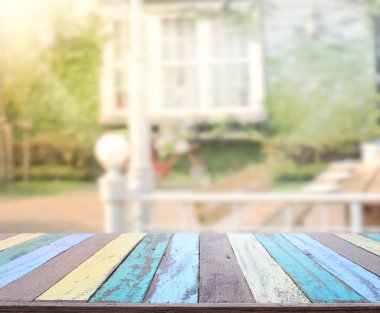 Masa üstü ve Blur Binası arka plan