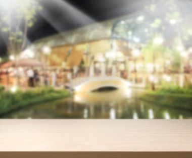 Masa üstü ve Blur Binası arka plan