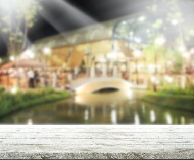 Masa üstü ve Blur Binası arka plan