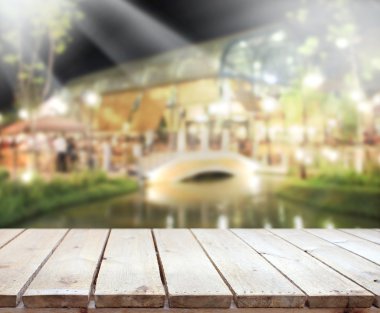 Masa üstü ve Blur Binası arka plan