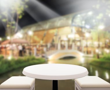 Masa üstü ve Blur Binası arka plan