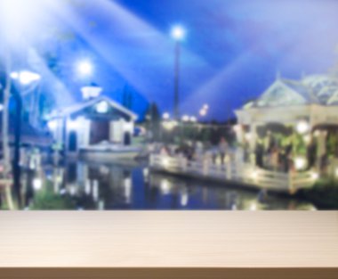 Masa üstü ve Blur Binası arka plan