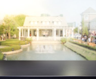 Masa üstü ve Blur Binası arka plan