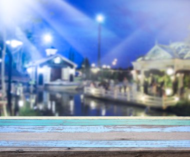 Masa üstü ve Blur Binası arka plan