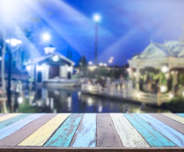 Masa üstü ve Blur Binası arka plan