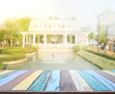 Masa üstü ve Blur Binası arka plan