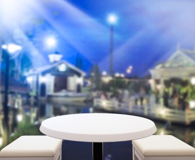 Masa üstü ve Blur Binası arka plan