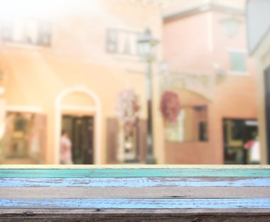 Masa üstü ve Blur Binası arka plan