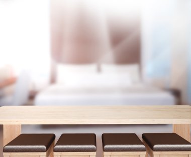 Masa üstü ve bulanıklık arka planda yatak odası