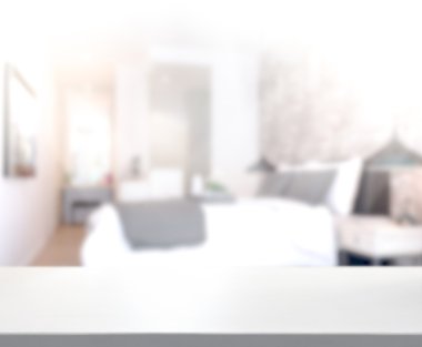 Masa üstü ve bulanıklık arka planda yatak odası