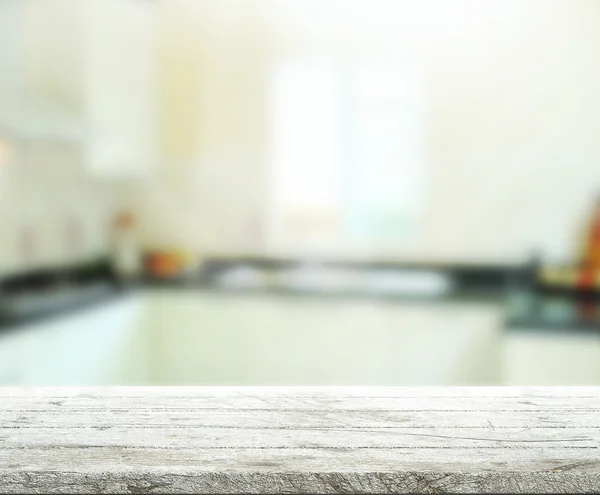 Tischplatte und verschwimmender Innenhintergrund — Stockfoto