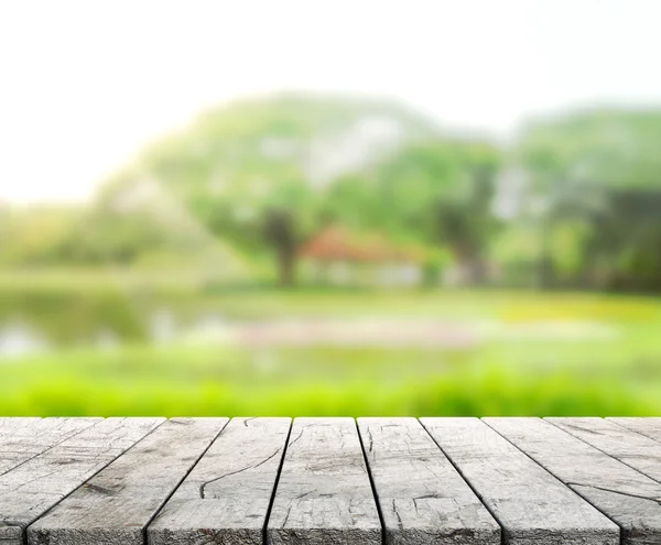 Tischplatte und Natur verwischen den Hintergrund — Stockfoto