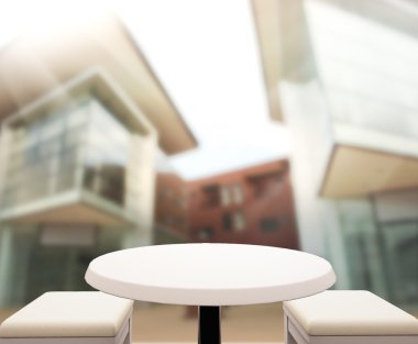 Masa üstü ve Blur Binası arka plan