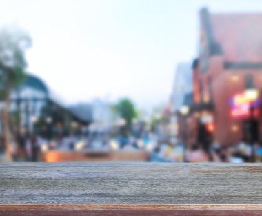 Masa üstü ve Blur Binası arka plan