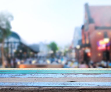 Masa üstü ve Blur Binası arka plan