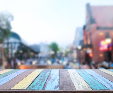 Masa üstü ve Blur Binası arka plan